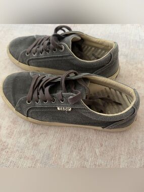 Taos Footwear Women’s Charcoal Brown Canvas Lace-Up Sneakers